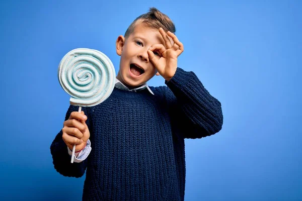 Młody Mały Biały Dzieciak Jedzenie Słodkie Cukierki Lizak Nad Niebieski — Zdjęcie stockowe