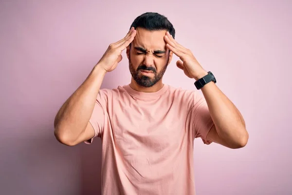 Homem Bonito Jovem Com Barba Vestindo Camiseta Casual Sobre Fundo — Fotografia de Stock