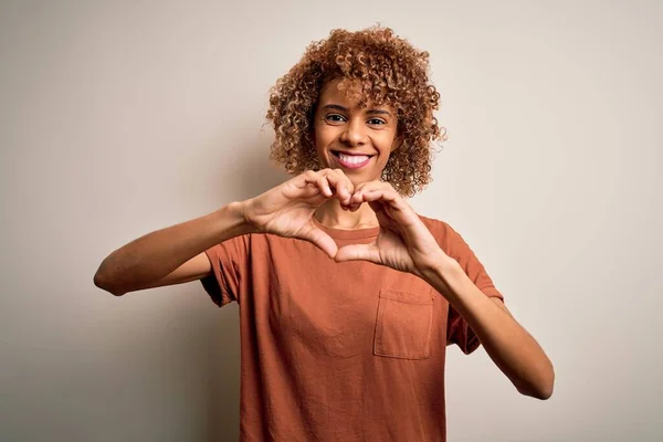 Mooie Afrikaans Amerikaanse Vrouw Met Krullend Haar Dragen Casual Shirt — Stockfoto