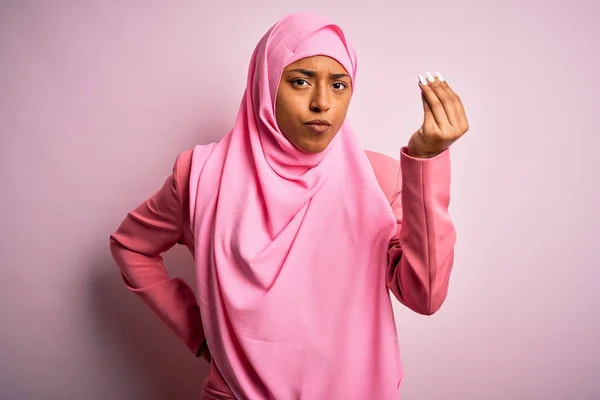Молодая Афро Американка Мусульманском Хиджабе Изолированном Розовом Фоне Делает Итальянский — стоковое фото