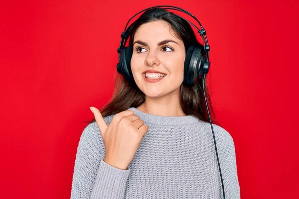 Jong Mooi Meisje Dragen Moderne Hoofdtelefoon Luisteren Naar Muziek Rode — Stockfoto