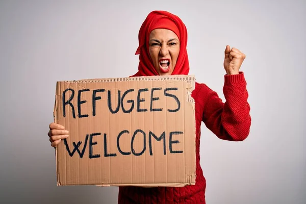Γυναίκα Φορώντας Μουσουλμανική Μαντίλα Ζητώντας Μετανάστευση Κρατώντας Μήνυμα Καλωσορίσματος Προσφύγων — Φωτογραφία Αρχείου