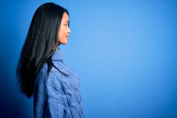 Jonge Mooie Chinese Vrouw Dragen Casual Trui Geïsoleerde Blauwe Achtergrond — Stockfoto