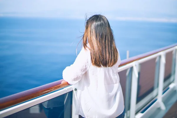 Giovane Bella Donna Vacanza Piedi Ponte Nave Con Sorriso Faccia — Foto Stock