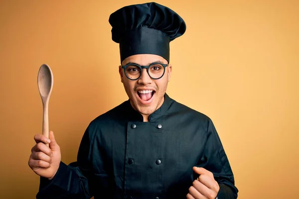 Joven Chef Brasileño Con Uniforme Cocina Sombrero Sosteniendo Cuchara Madera — Foto de Stock