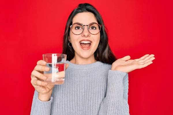 Jovem Mulher Bonita Bebendo Copo Água Doce Sobre Fundo Vermelho — Fotografia de Stock