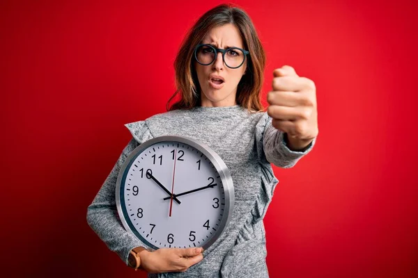 Joven Hermosa Morena Haciendo Cuenta Regresiva Sosteniendo Gran Reloj Sobre —  Fotos de Stock