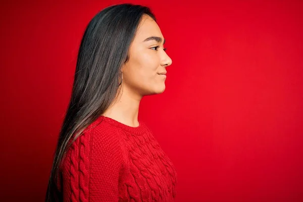 Young Beautiful Asian Woman Wearing Casual Sweater Standing Isolated Red — Stock Photo, Image