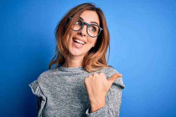 Joven Mujer Morena Hermosa Con Suéter Casual Gafas Sobre Fondo —  Fotos de Stock