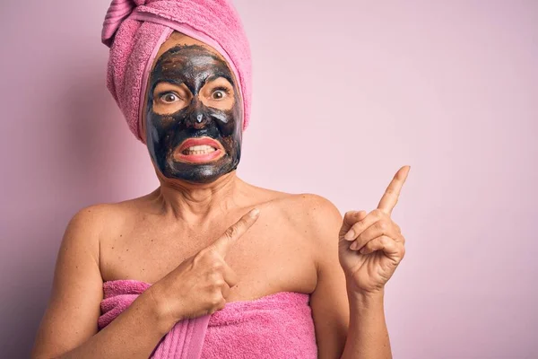 Mujer Morena Mediana Edad Con Máscara Belleza Negra Sobre Fondo —  Fotos de Stock
