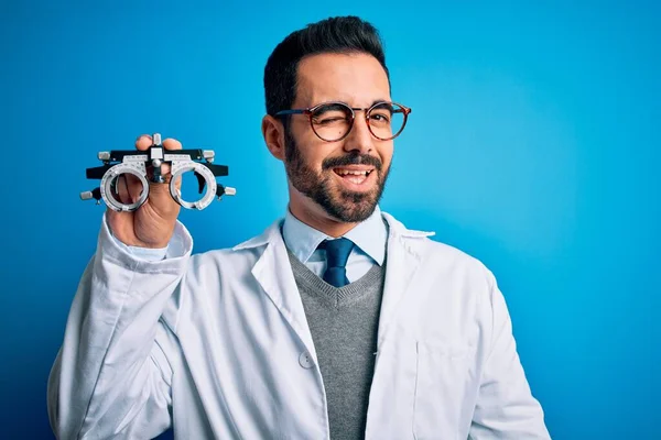 Jovem Homem Óptico Bonito Com Barba Segurando Óculos Optometria Sobre — Fotografia de Stock