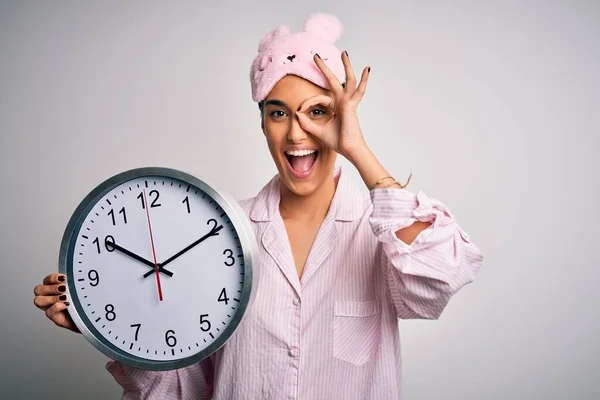 Joven Hermosa Morena Con Pijama Máscara Dormir Sosteniendo Gran Reloj —  Fotos de Stock