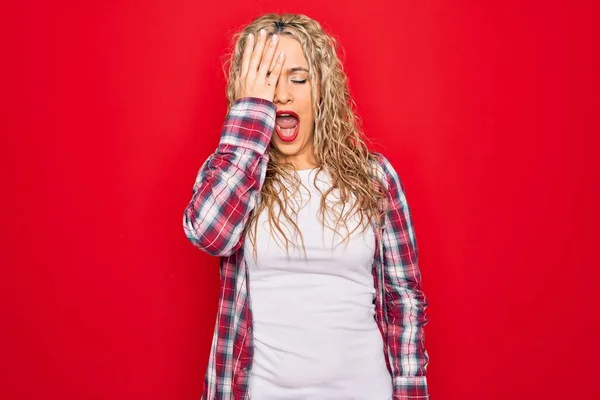 Jonge Mooie Blonde Vrouw Draagt Casual Shirt Staan Geïsoleerde Rode — Stockfoto