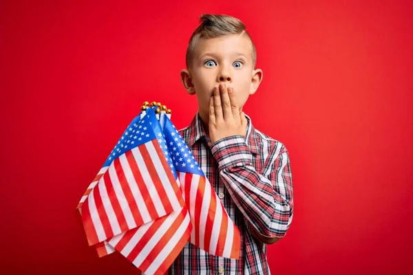 Ung Liten Amerikansk Patriotisk Kaukasiska Unge Hålla Flagga Usa Över — Stockfoto