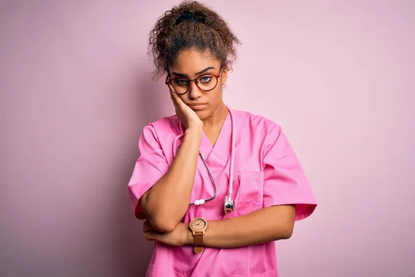 아프리카 미국인 간호사 청진기를 착용하고 분홍색 배경으로 우울증 문제가 것같은 — 스톡 사진