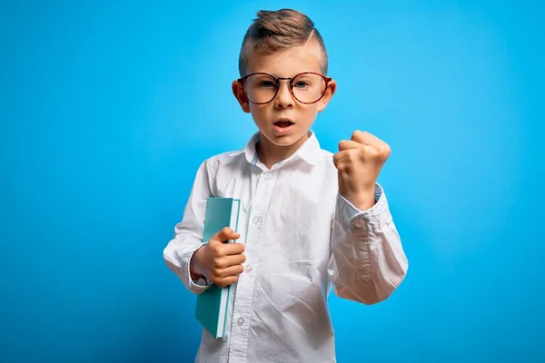 Mladý Malý Kavkazský Student Nosí Chytré Brýle Drží Knihu Školy — Stock fotografie