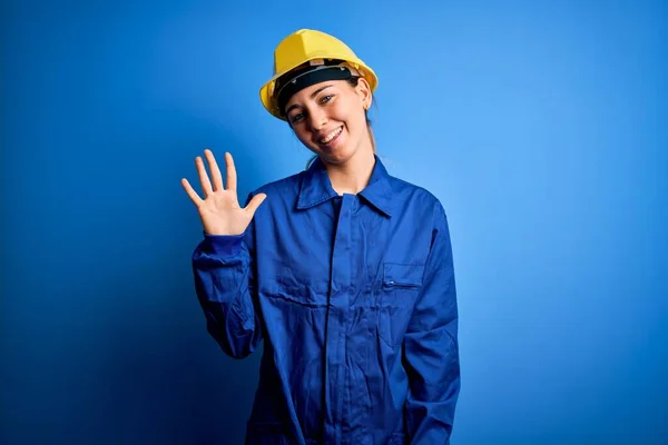 Молодая Красивая Работница Голубыми Глазами Защитном Шлеме Униформе Показывает Пальцами — стоковое фото