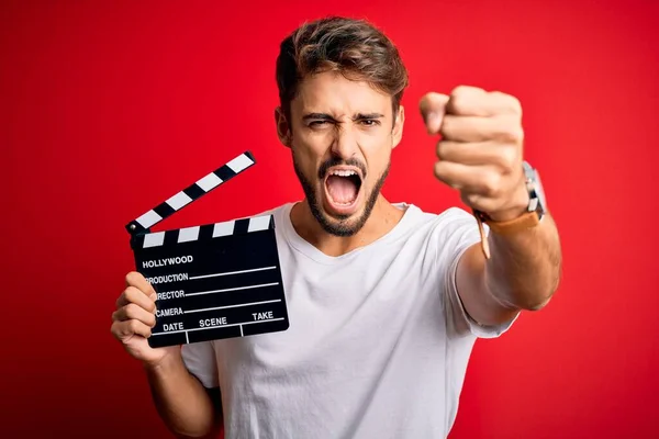 Jeune Réalisateur Homme Avec Barbe Faisant Film Utilisant Clapboard Sur — Photo