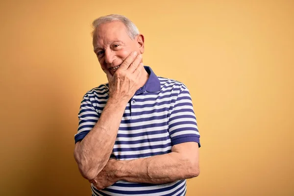 Šedovlasý Starší Muž Neformálním Námořnickém Pruhovaném Tričku Stojící Nad Žlutým — Stock fotografie