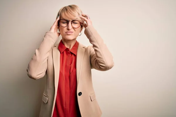 Jovem Mulher Negócios Loira Com Cabelo Curto Vestindo Óculos Casaco — Fotografia de Stock
