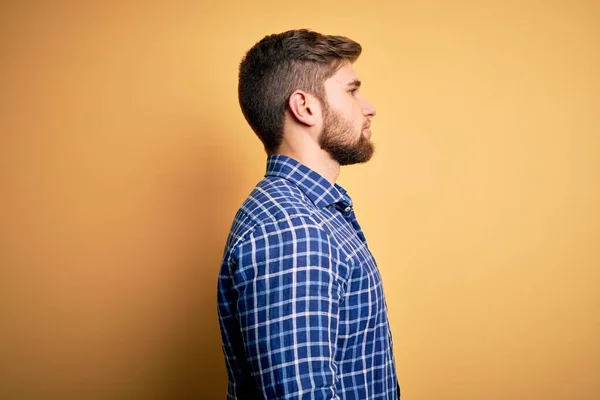 Jovem Empresário Loiro Com Barba Olhos Azuis Vestindo Camisa Sobre — Fotografia de Stock