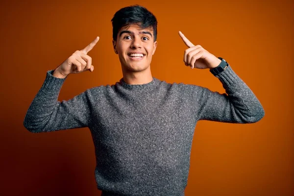 Jonge Knappe Man Met Casual Sweater Die Een Geïsoleerde Oranje — Stockfoto