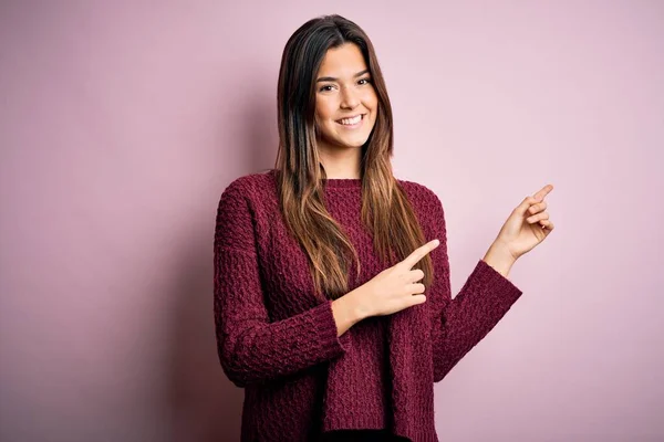 Joven Chica Hermosa Con Suéter Casual Sobre Fondo Rosa Aislado — Foto de Stock