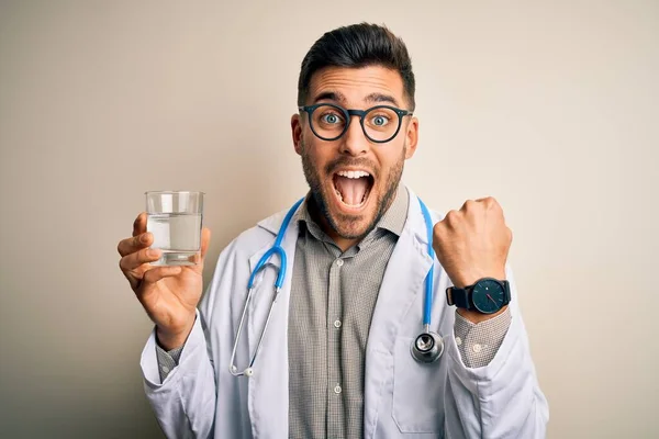 Młody Lekarz Noszący Stetoskop Pijący Świeżą Szklankę Wody Odosobnionym Tle — Zdjęcie stockowe