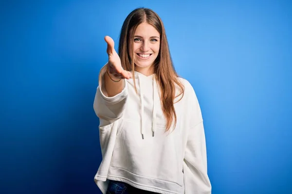 Junge Schöne Rothaarige Sportliche Frau Die Sweatshirt Über Isoliertem Blauem — Stockfoto