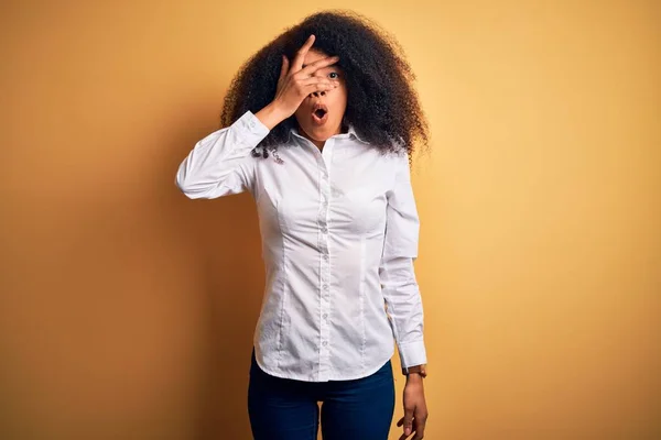 Молода Красива Афроамериканська Елегантна Жінка Афро Волоссям Стоїть Над Жовтим — стокове фото