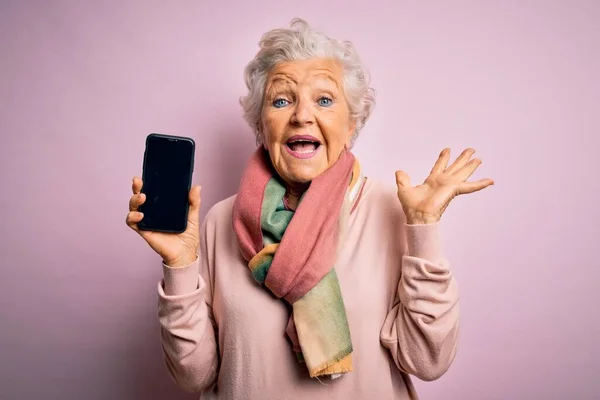 Senior Vacker Gråhårig Kvinna Som Håller Smartphone Visar Skärmen Över — Stockfoto