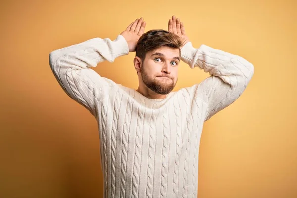 수염을 기르고 금발의 남자가 스웨터를 손바닥으로 냉소적 회의적으로 보인다 부활절 — 스톡 사진