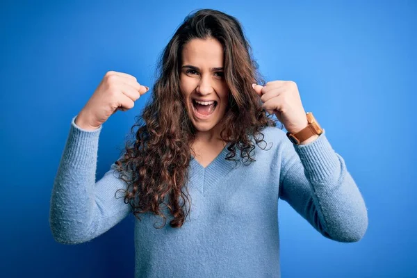 Junge Schöne Frau Mit Lockigem Haar Blauem Freizeitpullover Vor Isoliertem — Stockfoto