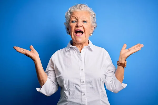 Senior Hermosa Mujer Con Camisa Elegante Pie Sobre Fondo Azul — Foto de Stock