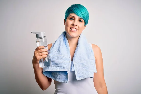 Молодая Спортивная Женщина Синими Волосами Моды Держа Бутылку Воды Носить — стоковое фото
