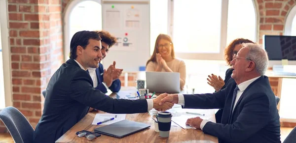 企業の労働者のグループは 会議で幸せと自信を笑顔 オフィスでの合意のために握手を交わしながら笑顔で話す — ストック写真
