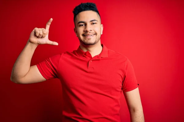 Homem Bonito Jovem Vestindo Pólo Casual Vermelho Sobre Fundo Isolado — Fotografia de Stock