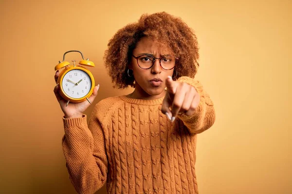 Ung Vacker Afroamerikansk Afro Kvinna Med Lockigt Hår Håller Vintage — Stockfoto