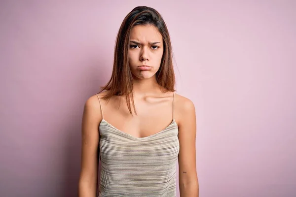 Jong Mooi Brunette Meisje Dragen Casual Gestreept Shirt Geïsoleerde Roze — Stockfoto