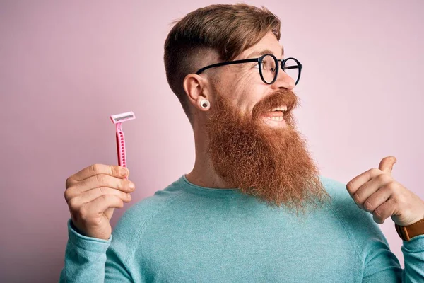 Rossa Uomo Irlandese Con Barba Tenuta Rasoio Bellezza Rasatura Cura — Foto Stock