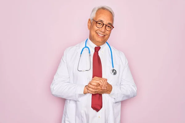 Medelålders Äldre Gråhårig Läkare Man Bär Stetoskop Och Professionell Medicinsk — Stockfoto