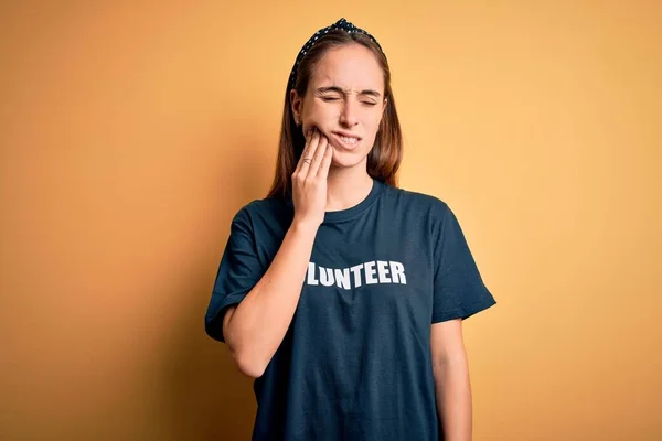 Молода Красива Жінка Волонтерській Футболці Робить Волонтерство Жовтому Тлі Торкаючись — стокове фото