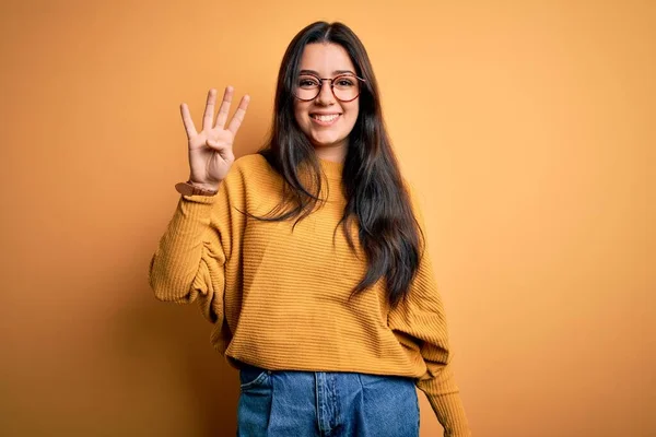 Ung Brunett Kvinna Bär Glasögon Och Casual Tröja Över Gul — Stockfoto