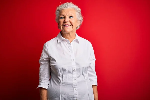 Senior Mooie Vrouw Dragen Elegante Shirt Staan Geïsoleerde Rode Achtergrond — Stockfoto