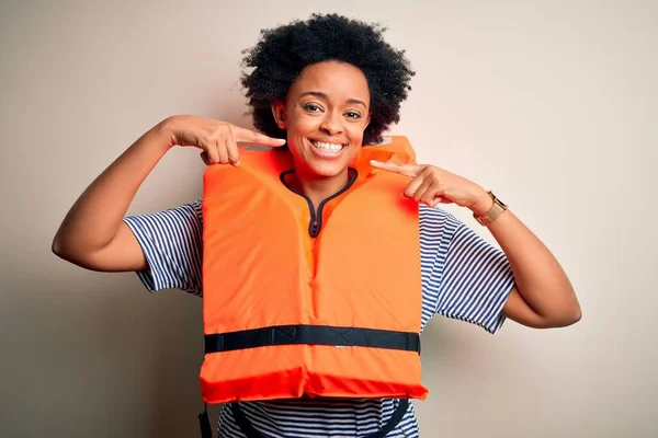 Giovane Afro Donna Afro Americana Con Capelli Ricci Indossa Giubbotto — Foto Stock