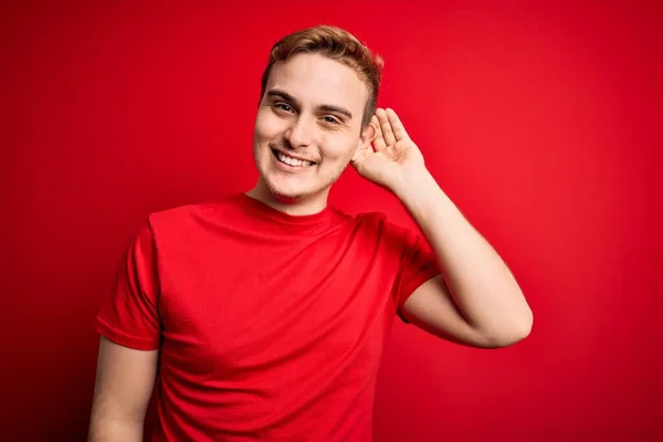 Ung Stilig Rödhårig Man Klädd Avslappnad Shirt Över Isolerad Röd — Stockfoto