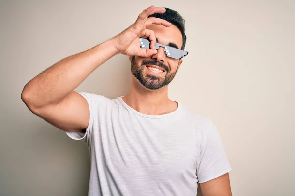 Joven Hombre Guapo Con Barba Usando Gafas Sol Vida Matón —  Fotos de Stock