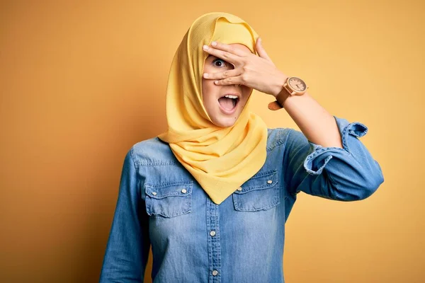 Ung Vacker Flicka Bär Muslim Hijab Står Över Isolerad Gul — Stockfoto