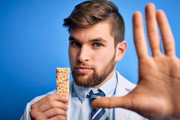 Ung Blond Läkare Man Med Skägg Och Blå Ögon Bär — Stockfoto