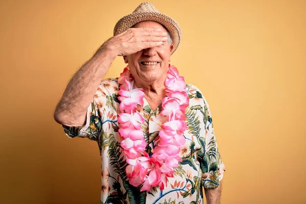 Beyaz Saçlı Yaz Şapkası Takan Sarı Arka Planda Hawaii Zambağı — Stok fotoğraf